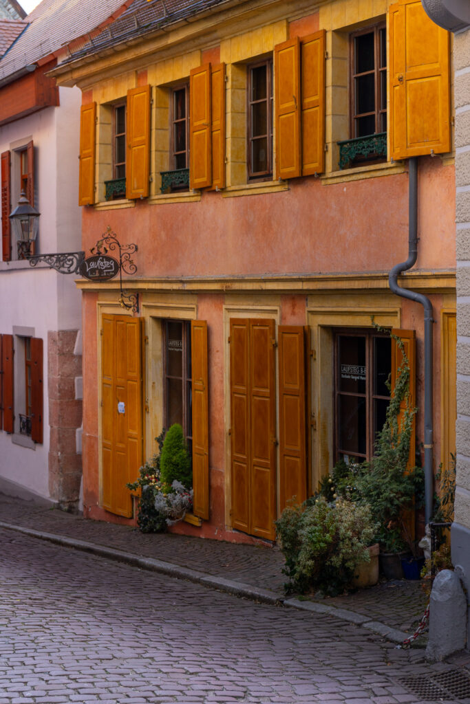 15.10.2026 - Smartphone-Fotoworkshop Baden-Baden City Tour Türen & Strukturen